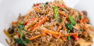 Cách làm miến trộn dầu mè Hàn Quốc dai giòn, ăn không ngán Miến trộn dầu mè Hàn Quốc